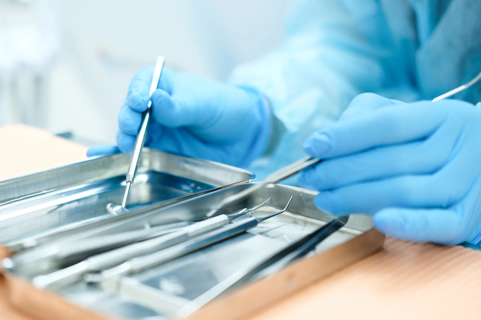 Sterilizuoti odontologiniai įrankiai burnos chirurgijai paruošti ant padėklo