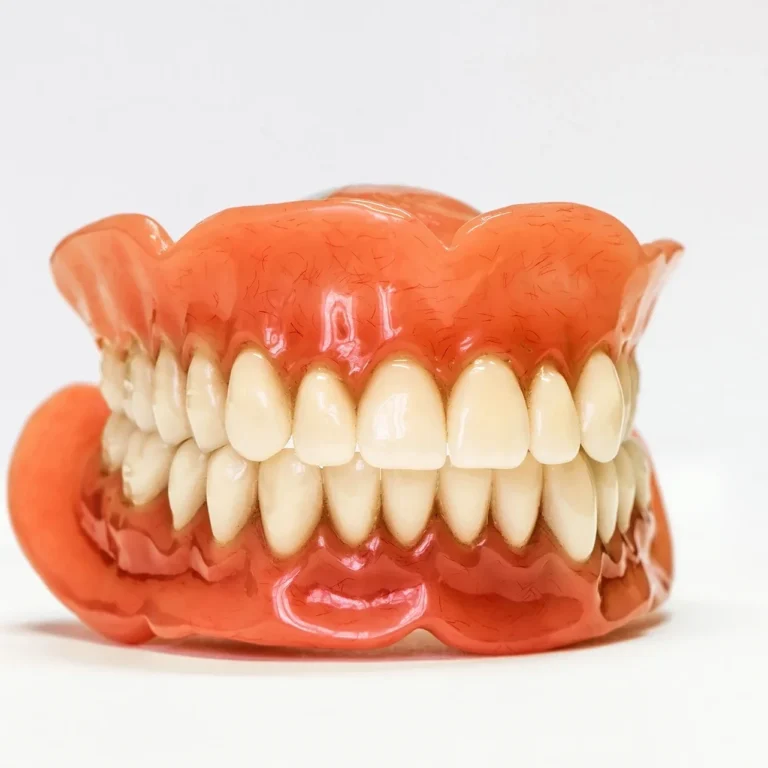 Pilni viršutinio ir apatinio žandikaulio dantų protezai – naudojami viso dantų lanko atstatymui protezavimo metu