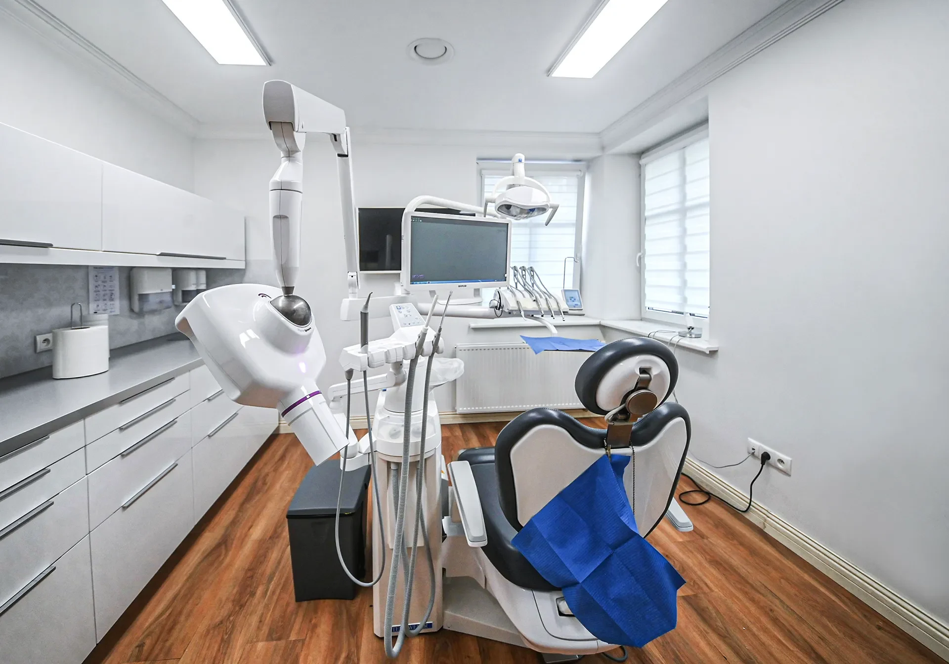Modernus odontologijos kabinetas „Dentus“ klinikoje Klaipėdoje. Sterili, šviesi ir patogi aplinka pacientams.